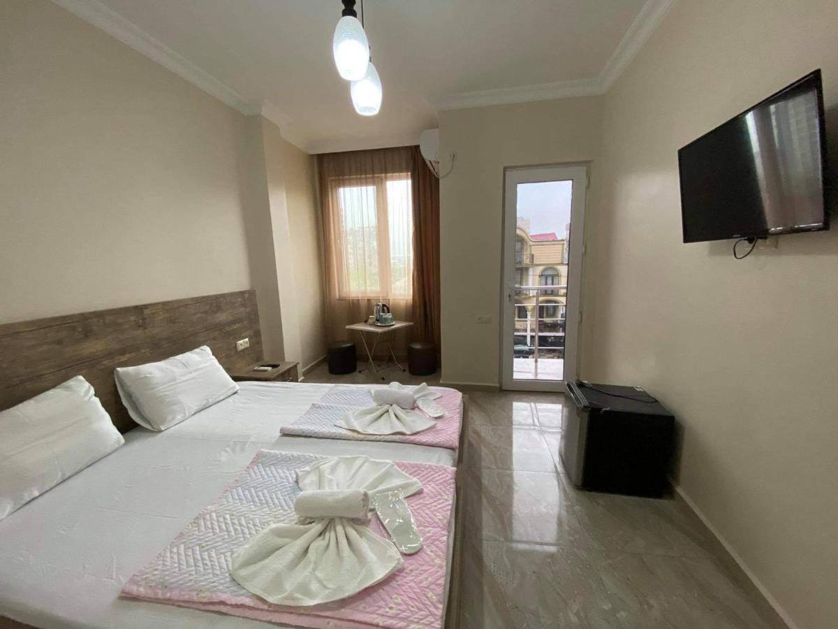 Family Hotel Batumi Exterior photo