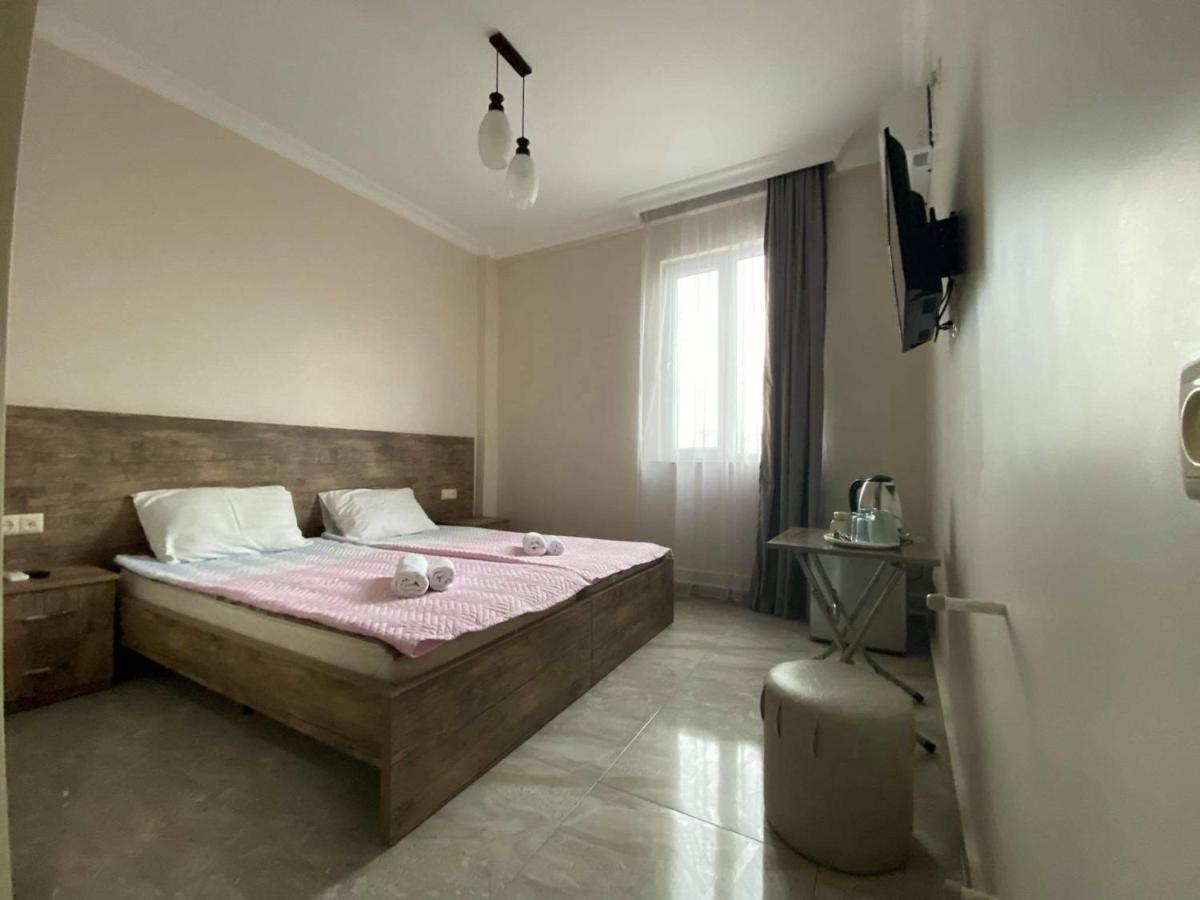 Family Hotel Batumi Exterior photo